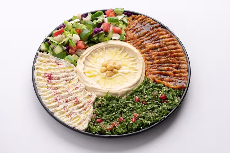   صحن مقبلات مشكل وسط  